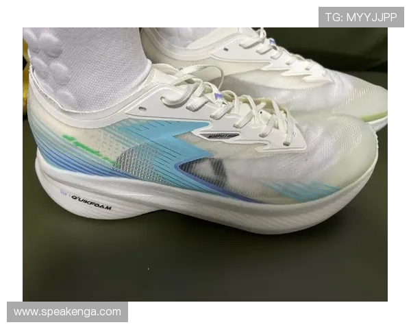 碳板跑鞋革新跑步体验提升运动表现的科技利器 - 副本 (4) 碳板跑鞋革新跑步体验提升运动表现的科技利器 - 副本 (4)